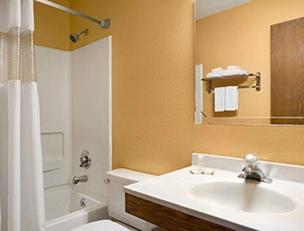 Magnuson Hotel Fort Wayne North - Coliseum Bagian luar foto