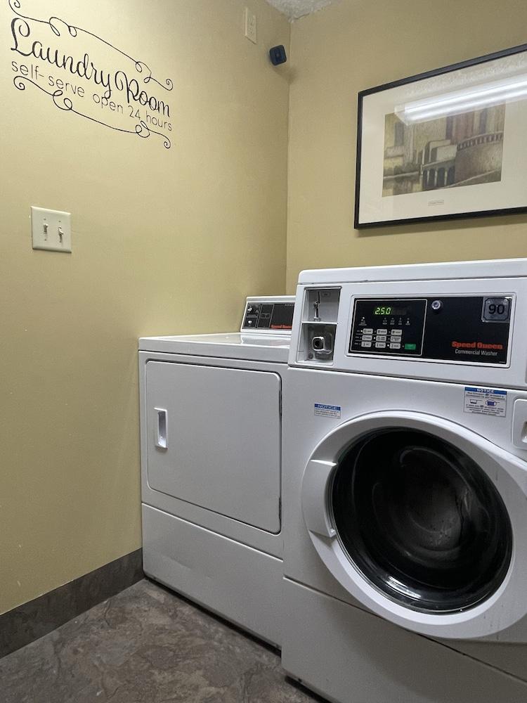 Magnuson Hotel Fort Wayne North - Coliseum Bagian luar foto