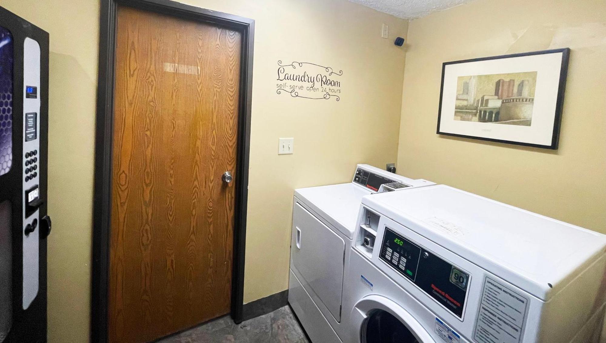 Magnuson Hotel Fort Wayne North - Coliseum Bagian luar foto