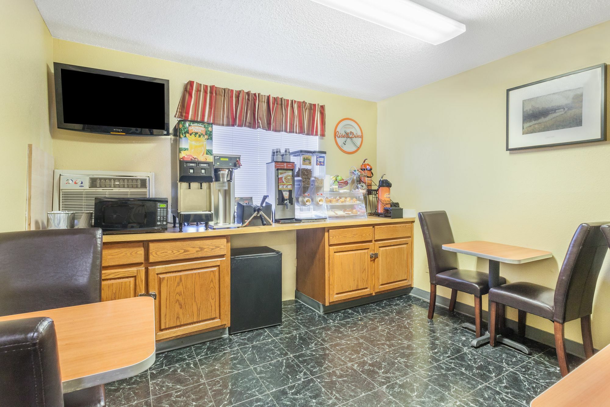Magnuson Hotel Fort Wayne North - Coliseum Bagian luar foto